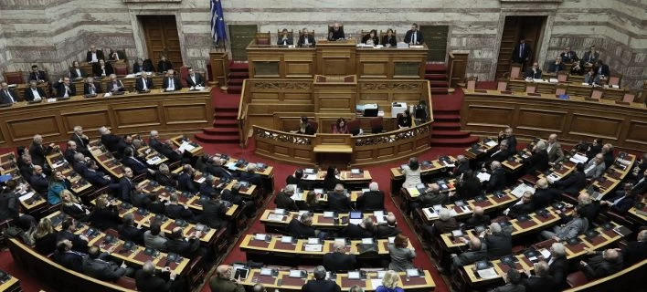 Τα μεσάνυχτα στη Βουλή η ψήφος εμπιστοσύνης – Θρίλερ με την κρίσιμη ψηφοφορία – Δείτε live τη συζήτηση